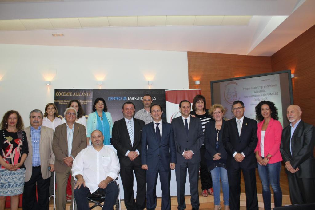 Foto con todos los representantes de las entidades locales participantes