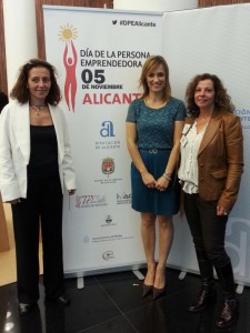 Helena Colina y Elena González junto a nuestra presidenta Pilar Clemente